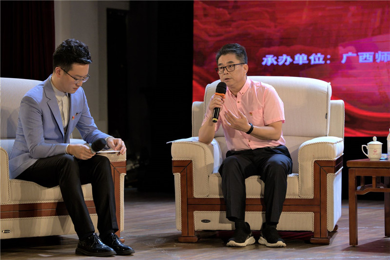 4《新時(shí)代的青春之歌黃文秀》的作者，廣西文聯(lián)秘書(shū)長(cháng)兼廣西戲劇家協(xié)會(huì )常務(wù)副主席林超俊做分享.jpg