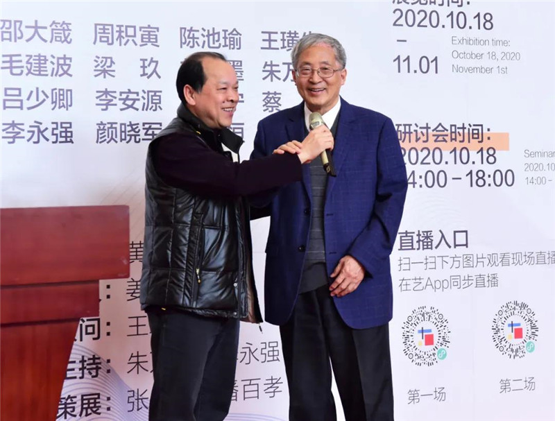 6桂林市美術(shù)家協(xié)會(huì )名譽(yù)主席、廣西師范大學(xué)原副校長(cháng)白曉軍與南京藝術(shù)學(xué)院教授、博士生導師周積寅共同宣布畫(huà)展開(kāi)幕（廖茹畫(huà)  攝）  .jpg