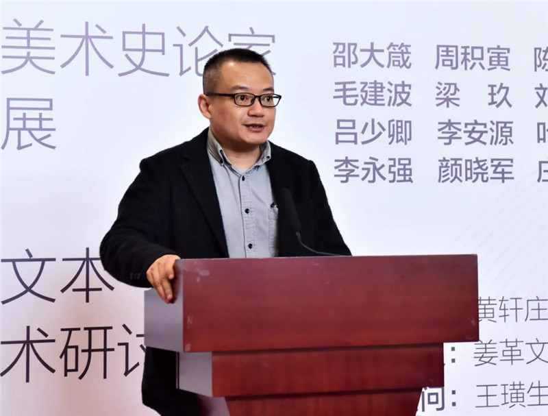 8廣西師范大學(xué)出版社美術(shù)館館長(cháng)、美術(shù)分社總編輯張明主持開(kāi)幕式（廖茹畫(huà)  攝）.jpg