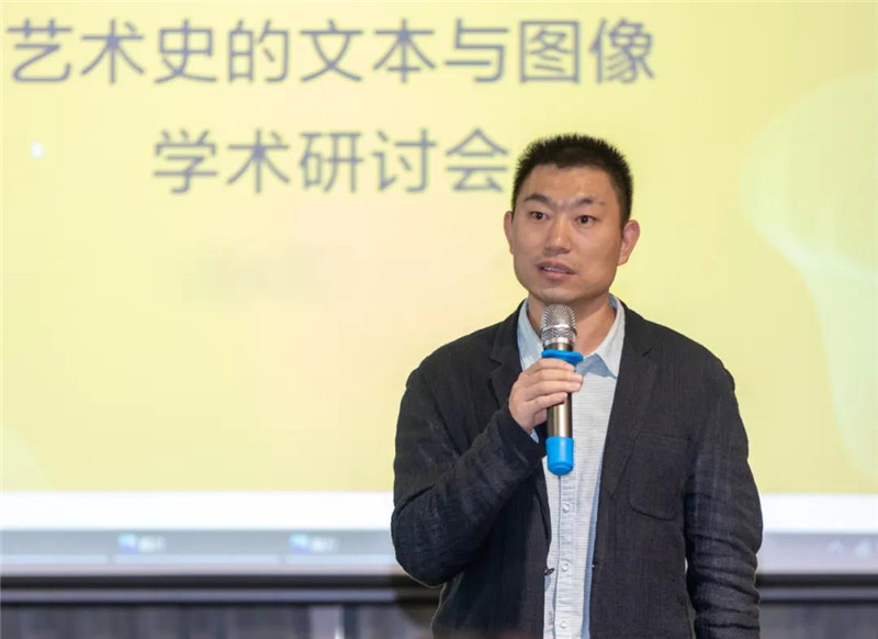 18廣西藝術(shù)學(xué)院教授、中國美術(shù)家協(xié)會(huì )美術(shù)理論委員會(huì )委員李永強主持學(xué)術(shù)研討會(huì )并作題為《再論徐悲鴻的中國畫(huà)收藏》的發(fā)言（黃珊虎 攝）.jpg