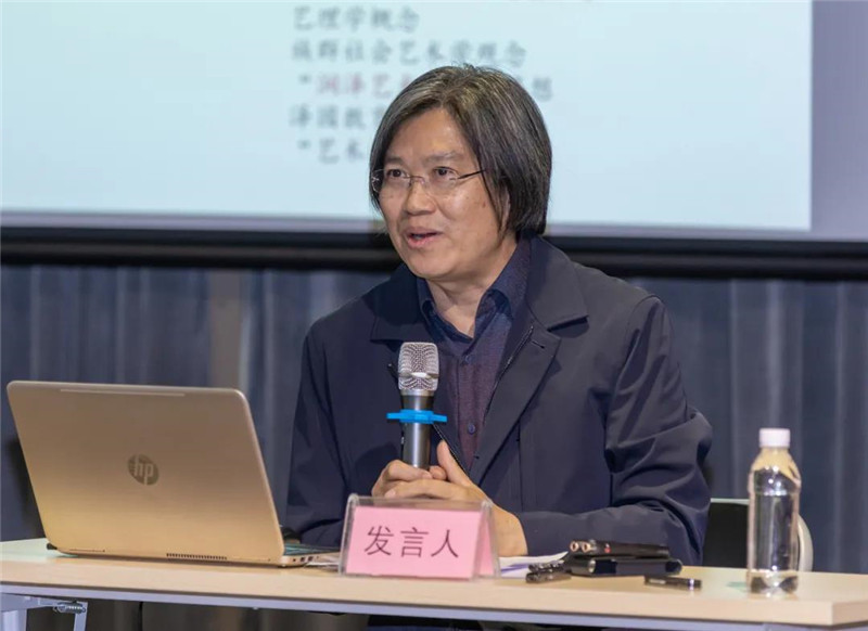 20北京師范大學(xué)藝術(shù)與傳媒學(xué)院教授、博士生導師梁玖作題為《真正“看見(jiàn)”歷史的“表現”圖像》的發(fā)言（黃珊虎 攝）.jpg