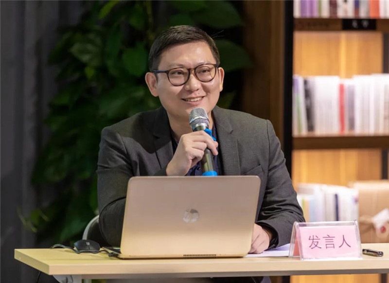 21廣州美術(shù)學(xué)院中國畫(huà)學(xué)院嶺南畫(huà)派研究中心主任、助理研究員王艾作題為《鷺之意味：陳文希創(chuàng  )作中的離散因素——兼談粵籍藝術(shù)家在東南亞地區的現代主義實(shí)踐》的發(fā)言（黃珊虎 攝）.jpg
