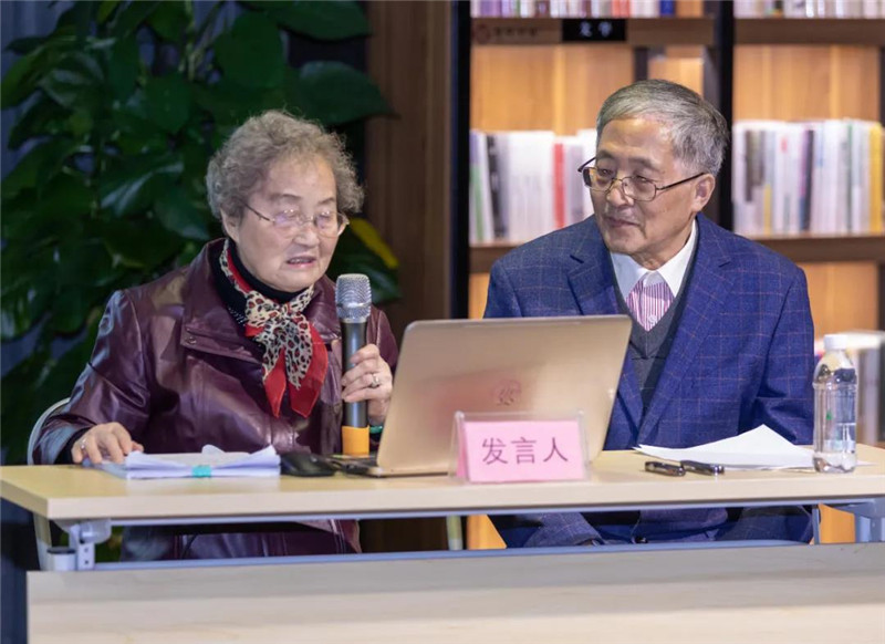 24著(zhù)名美術(shù)史論家、南京藝術(shù)學(xué)院教授、博士生導師周積寅及王鳳珠副研究館員作題為《鄭板橋書(shū)畫(huà)辨偽》的發(fā)言（黃珊虎 攝）.jpg