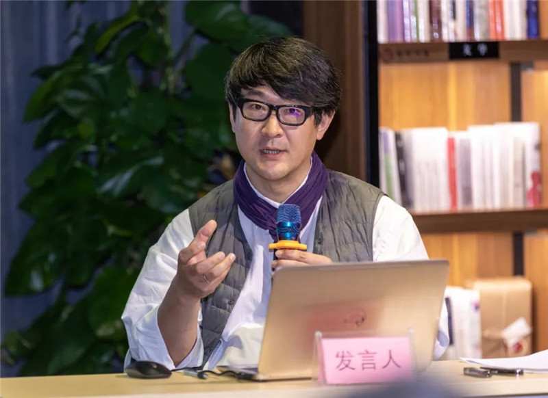 26中央美術(shù)學(xué)院美術(shù)館學(xué)術(shù)部副主任、副研究員蔡萌作題為《業(yè)余與自?shī)剩簻\談文人畫(huà)中的兩種狀態(tài)》的發(fā)言（黃珊虎 攝）.jpg