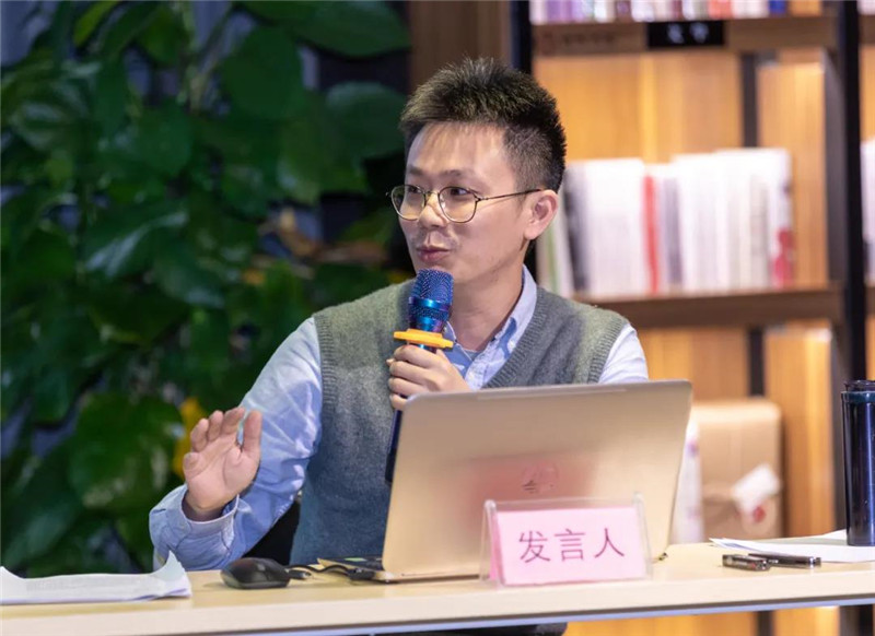 27關(guān)山月美術(shù)館研究部副研究館員、廣東省美術(shù)家協(xié)會(huì )理論委員會(huì )副秘書(shū)長(cháng)莊程恒作題為《富貴壽考：晚清海派畫(huà)家“郭子儀遇仙”圖像考釋》的發(fā)言（黃珊虎 攝）.jpg