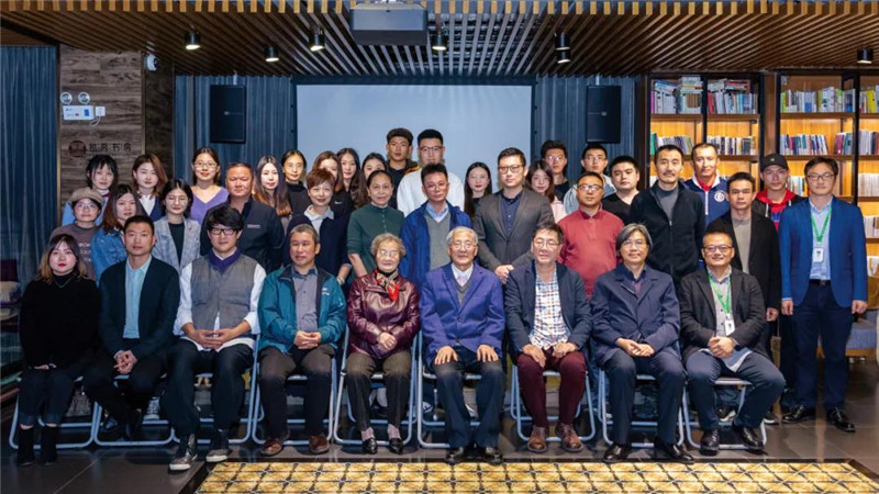 28學(xué)術(shù)研討會(huì )與會(huì )嘉賓合影（黃珊虎 攝）.jpg