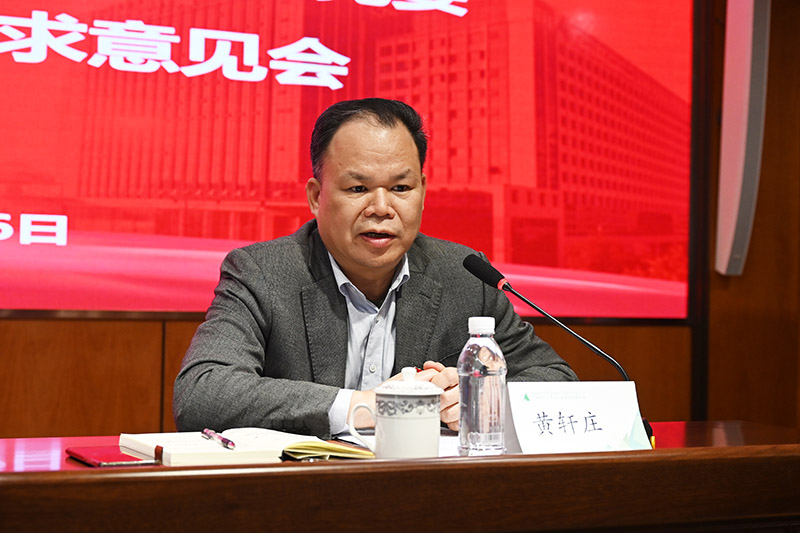 3.出版社集團黨委書(shū)記、董事長(cháng)黃軒莊作表態(tài)講話(huà).JPG