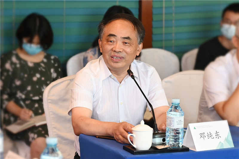 07 全國政協(xié)委員，中國政策科學(xué)研究會(huì )副院長(cháng)，中國社會(huì )科學(xué)院馬克思主義研究院原院長(cháng)、黨委書(shū)記鄧純東作主旨演講（李顯楊 攝）.jpg