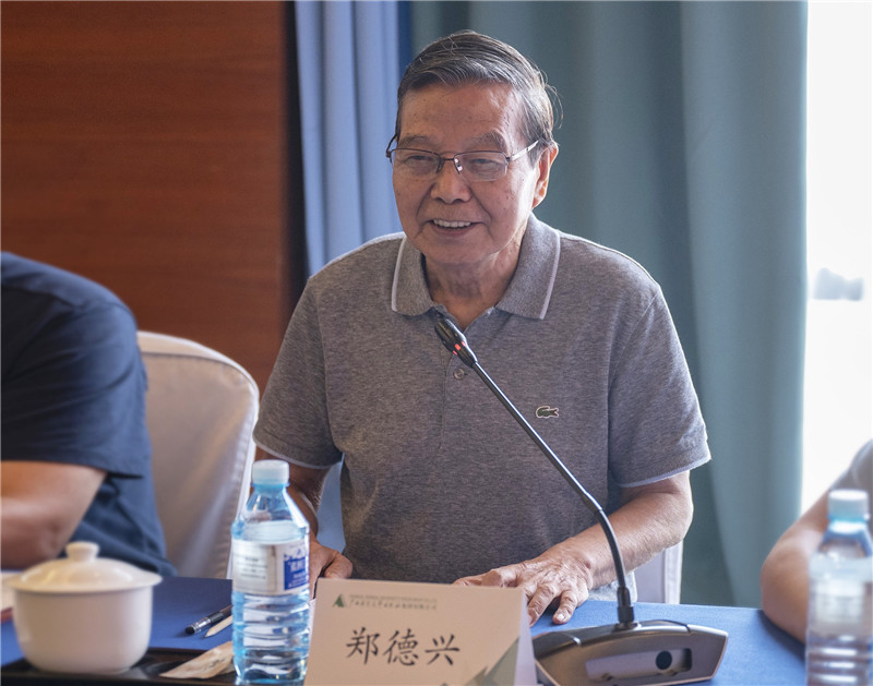 08 原中共中央文獻研究室副秘書(shū)長(cháng)、中央文獻出版社原社長(cháng)鄭德興作主旨演講（李顯楊 攝）.jpg