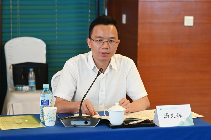 19 廣西師范大學(xué)出版社集團黨委副書(shū)記、總編輯湯文輝主持論壇（李顯楊 攝）.jpg