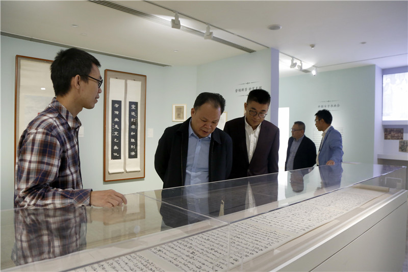 4黃軒莊參觀(guān)何香凝美術(shù)館(姜前維攝).jpg 4黃軒莊參觀(guān)何香凝美術(shù)館(姜前維攝).jpg