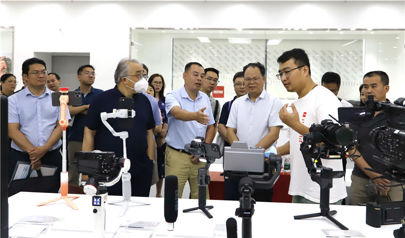 全體人員觀(guān)摩云臺樣品.jpg 全體人員觀(guān)摩云臺樣品.jpg