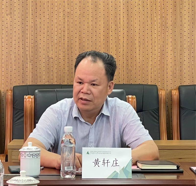 集團公司黨委書(shū)記、董事長(cháng)黃軒莊介紹集團公司情況 李天皓 攝.jpg