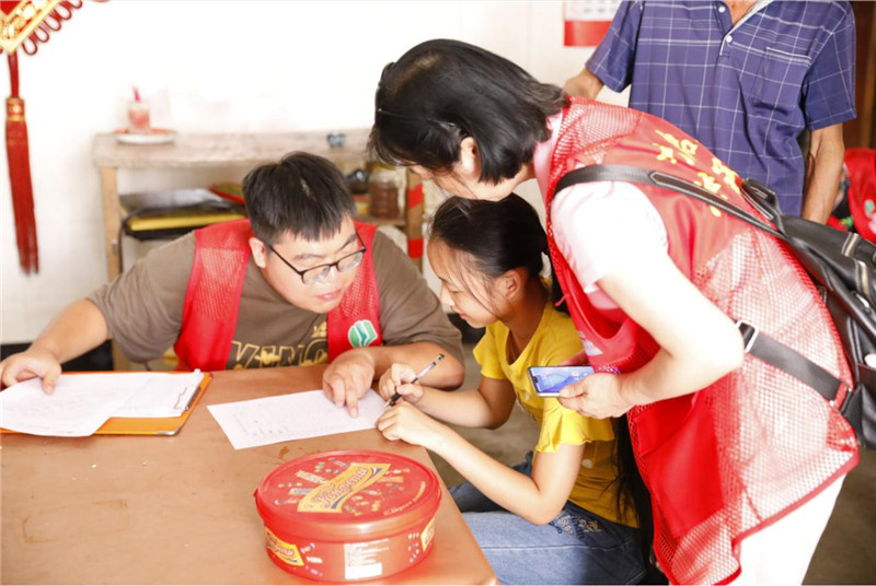 同學(xué)們在志愿者的指導下填寫(xiě)《入戶(hù)調查表》.jpg 同學(xué)們在志愿者的指導下填寫(xiě)《入戶(hù)調查表》.jpg