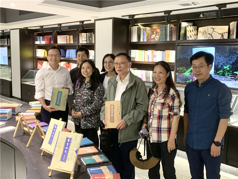 卜憲群一行同《簡(jiǎn)帛研究》系列重點(diǎn)書(shū)目合影 熊文楷 攝.jpg 卜憲群一行同《簡(jiǎn)帛研究》系列重點(diǎn)書(shū)目合影 熊文楷 攝.jpg