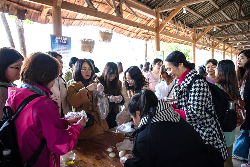 體驗農家舂粑粑（黃珊虎 攝）.jpg