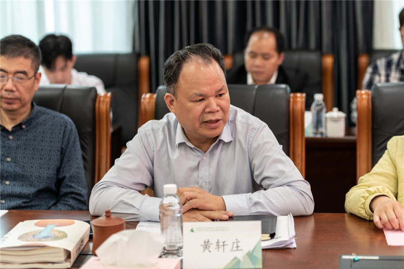 集團公司黨委書(shū)記、董事長(cháng)、基金會(huì )常務(wù)副理事長(cháng)黃軒莊講話(huà).jpg