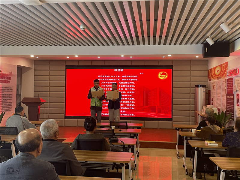 志愿者與老人互動(dòng).jpg 志愿者與老人互動(dòng).jpg