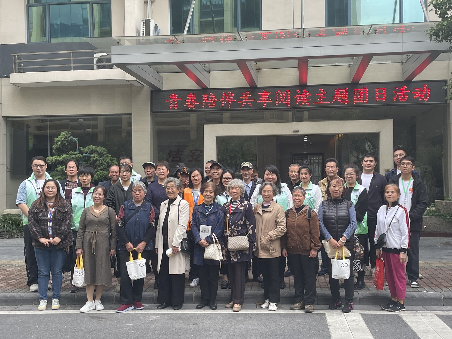 活動(dòng)合影.jpg 活動(dòng)合影.jpg