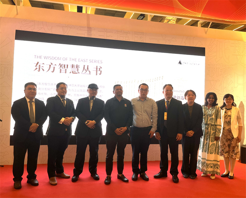 與馬來(lái)西亞教育部國家圖書(shū)委員會(huì )主席莫哈末·柯海爾·瓦迪隆先生（左四）、中宣部進(jìn)出口管理局有關(guān)同志等嘉賓在《東方智慧叢書(shū)》宣介會(huì )上合影.jpg