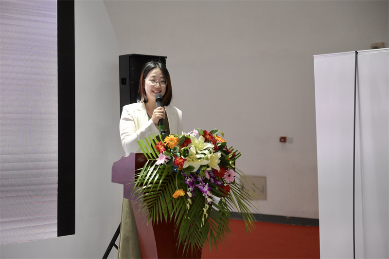 推薦會(huì )現場(chǎng)，張笑塵女士介紹藝術(shù)之橋空間情況.jpg