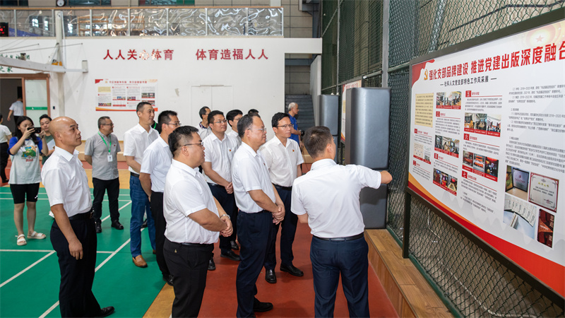 3.參觀(guān)“書(shū)香先鋒”黨建品牌建設特色工作展.jpg 3.參觀(guān)“書(shū)香先鋒”黨建品牌建設特色工作展.jpg