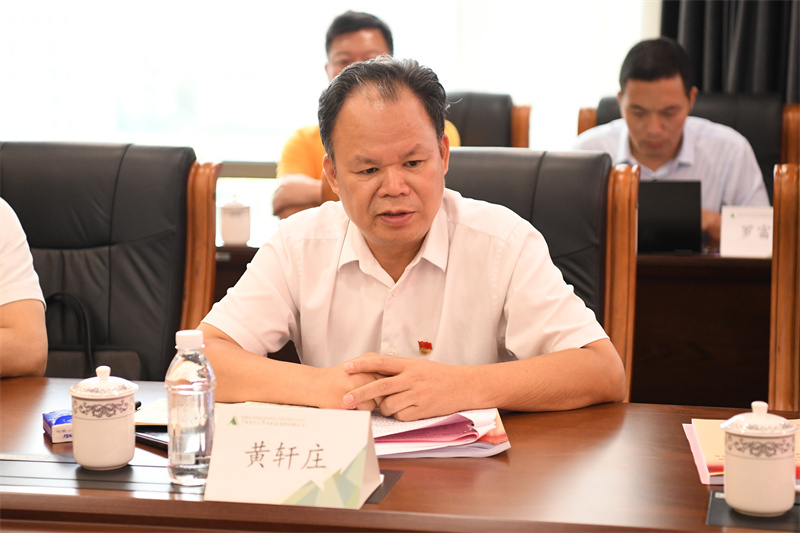 3.集團公司黨委書(shū)記、董事長(cháng)黃軒莊代表領(lǐng)導班子作對照檢查發(fā)言 李顯楊攝.jpg