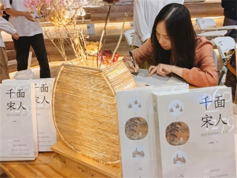 仇春霞現場(chǎng)簽售.jpg 仇春霞現場(chǎng)簽售.jpg