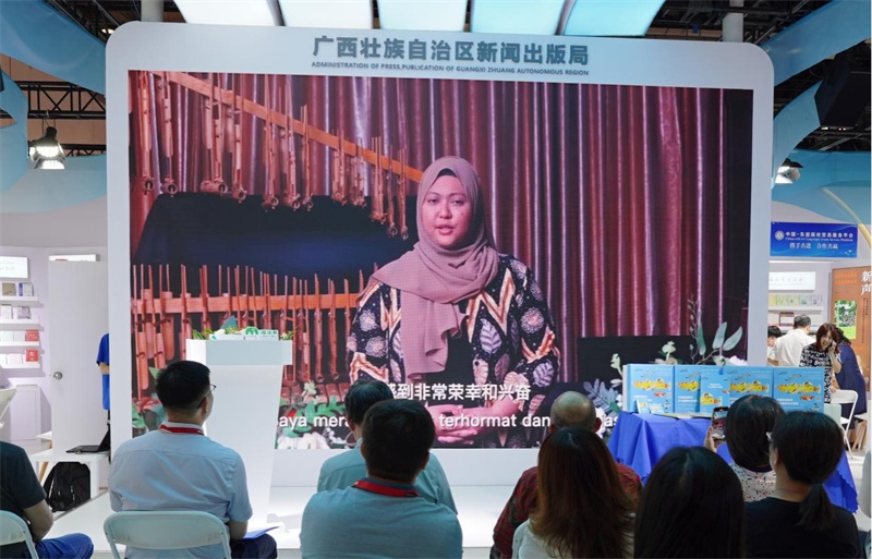 印度尼西亞瑪瑯國立大學(xué)孔子學(xué)院教師阿寧通過(guò)視頻發(fā)言.jpg 印度尼西亞瑪瑯國立大學(xué)孔子學(xué)院教師阿寧通過(guò)視頻發(fā)言.jpg