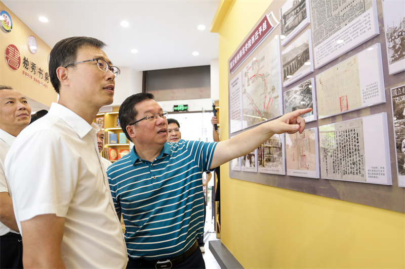 7.夏世飛（左）、賀祖斌（右）在歷史文化墻前參觀(guān).jpg