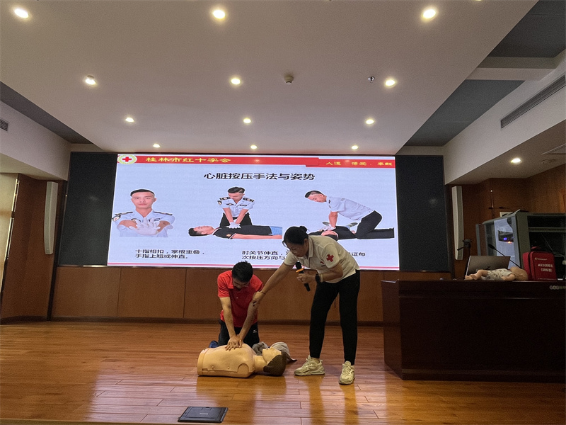 2.心肺復蘇演練.jpg 2.心肺復蘇演練.jpg