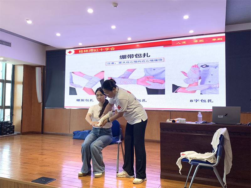 3.止血包扎演示.jpg 3.止血包扎演示.jpg