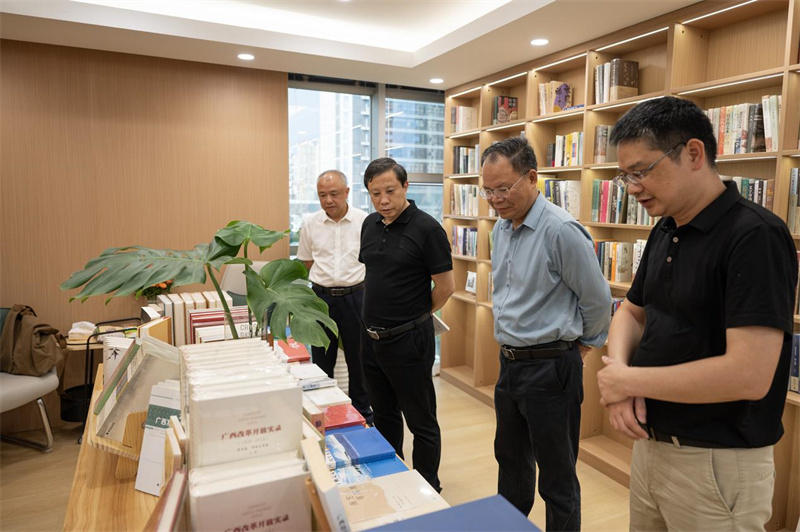 與會(huì )嘉賓與師大、集團領(lǐng)導參觀(guān)服務(wù)地方文化主題書(shū)展.jpg