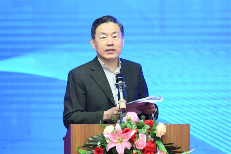 中國新聞出版研究院原副院長(cháng)、第六屆中國書(shū)刊發(fā)行業(yè)協(xié)會(huì )副理事長(cháng)、中華出版促進(jìn)會(huì )國際工委學(xué)術(shù)委員會(huì )主任委員范軍主持開(kāi)幕式.jpg