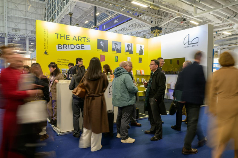 “藝術(shù)之橋”展臺吸引了眾多出版業(yè)內人士和讀者的目光.jpg “藝術(shù)之橋”展臺吸引了眾多出版業(yè)內人士和讀者的目光.jpg