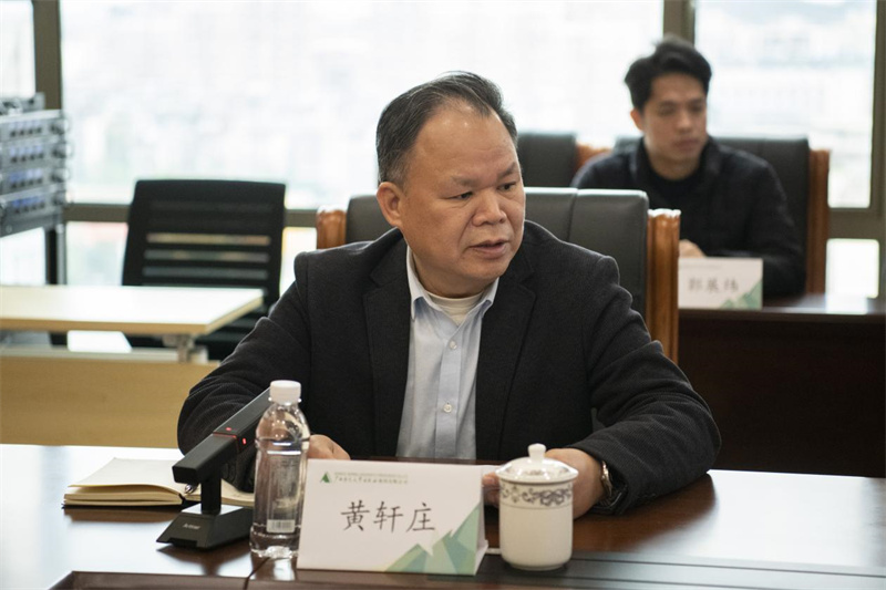 集團公司黨委書(shū)記、董事長(cháng)黃軒莊作匯報（李顯楊攝）.jpg