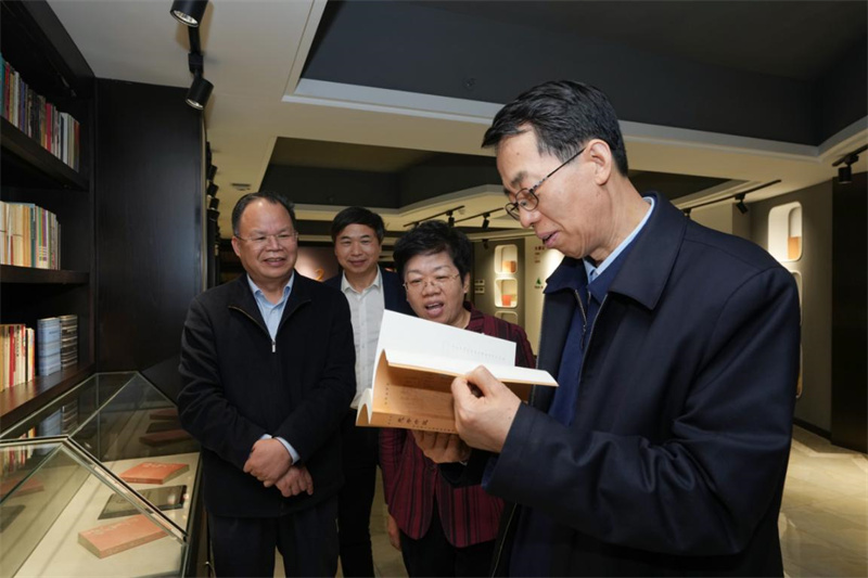 季正聚翻閱集團公司出版的代表性圖書(shū) 何平江 攝.jpg 季正聚翻閱集團公司出版的代表性圖書(shū) 何平江 攝.jpg