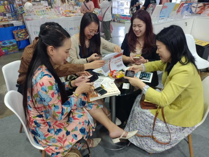 在現場(chǎng)進(jìn)行版權洽談。（馬文玉 攝）_副本.jpg