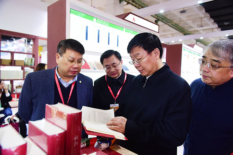 國家新聞出版廣電總局黨組成員、副局長(cháng)、國家版權局專(zhuān)職副局長(cháng)周慧琳視察集團公司展位3.JPG