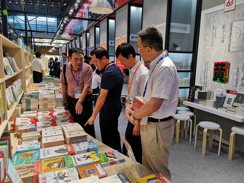 自治區政協(xié)科教文衛體委員會(huì )主任委員彭綱（左二），自治區新聞出版廣電局黨組成員、副局長(cháng)朱為范（右二）到集團公司展位視察.jpg