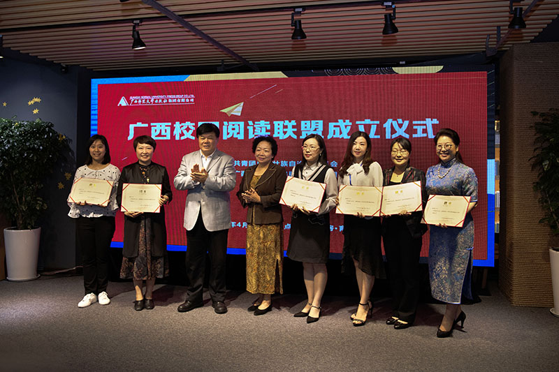 聯(lián)盟名譽(yù)理事長(cháng)聶震寧先生、顧問(wèn)王枬教授為聯(lián)盟首批閱讀導師頒發(fā)證書(shū) 李顯楊 攝.jpg