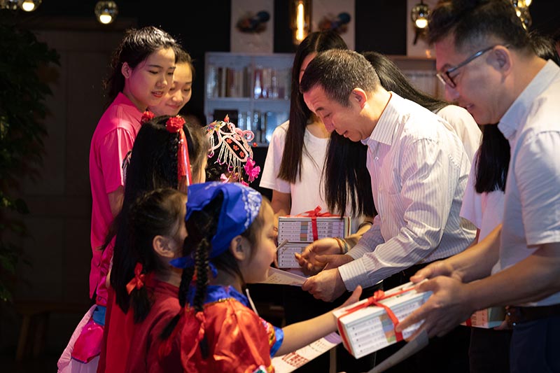 吳郭泉校長(cháng)、韋俊平副校長(cháng)為朗讀者頒布證書(shū) （黃珊虎 攝） 黃珊虎 攝.jpg