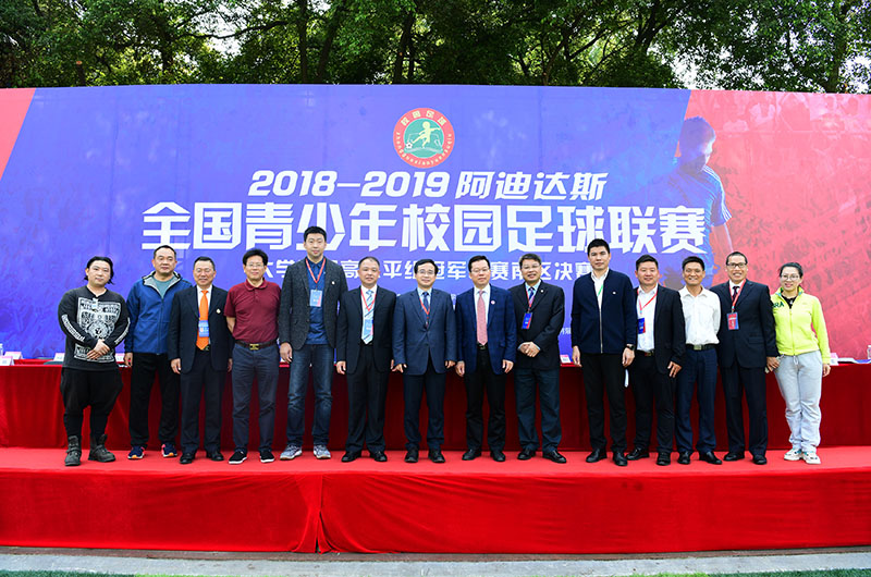 出席開(kāi)幕式的領(lǐng)導嘉賓合影留念（李顯楊 攝）.jpg