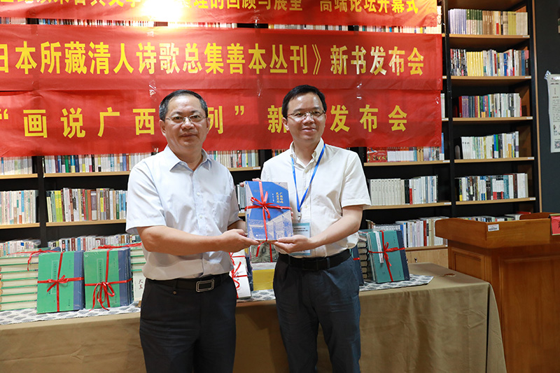 1561453734742728.jpg 廣西師范大學(xué)出版社向玉林師范學(xué)院贈書(shū)(孔小東攝).jpg