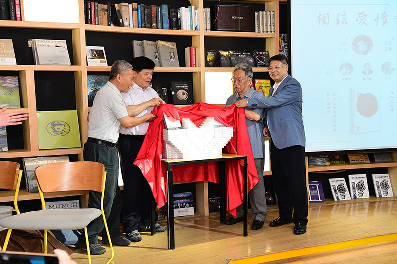 王蒙、聶震寧、鄔書(shū)林、張藝兵共同為《生死戀》新書(shū)揭幕（李顯楊 攝）.jpg