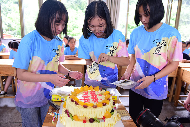 獨秀班的同學(xué)們在切蛋糕慶賀畢業(yè)。 （秦念 攝）.JPG