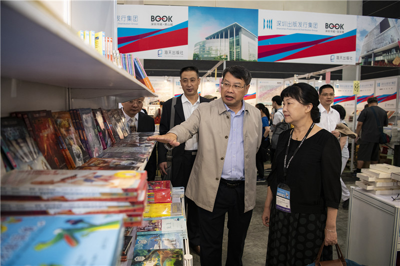 自治區黨委宣傳部副部長(cháng)、自治區新聞出版局（版權局）局長(cháng)呂潔視察集團公司展位_副本.jpg