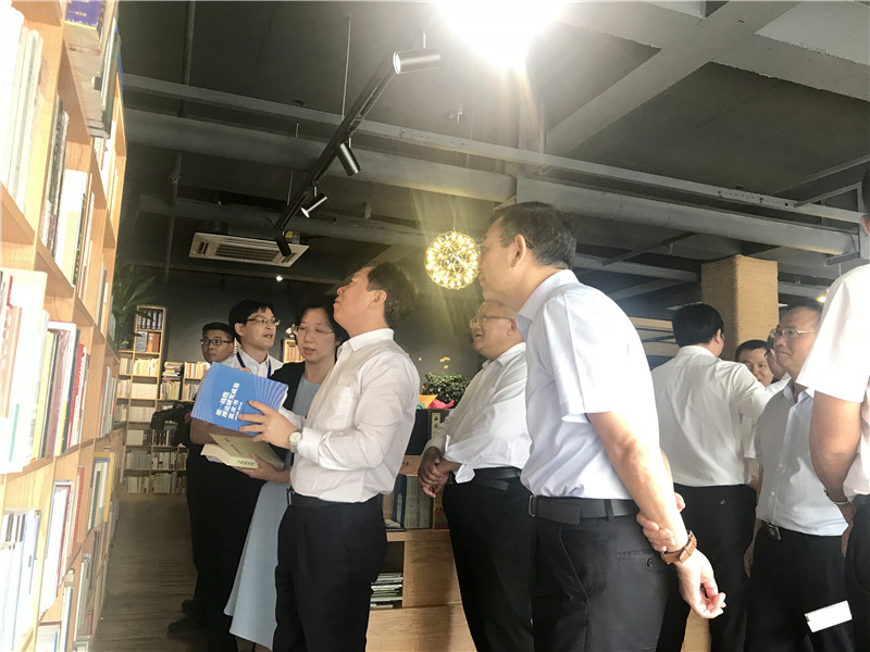 領(lǐng)導們參觀(guān)“統戰書(shū)架”、“廉政書(shū)架” (2).jpg