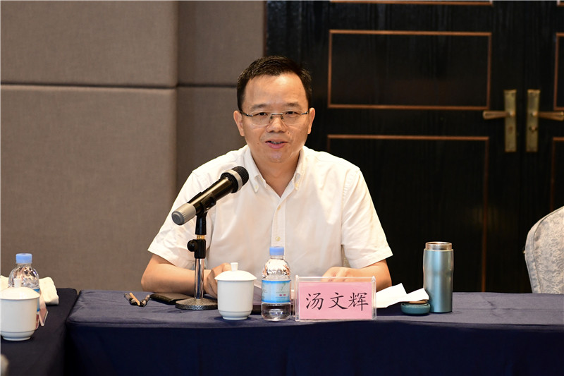 廣西師大出版社集團黨委副書(shū)記、總編輯湯文輝主持會(huì )議.jpg