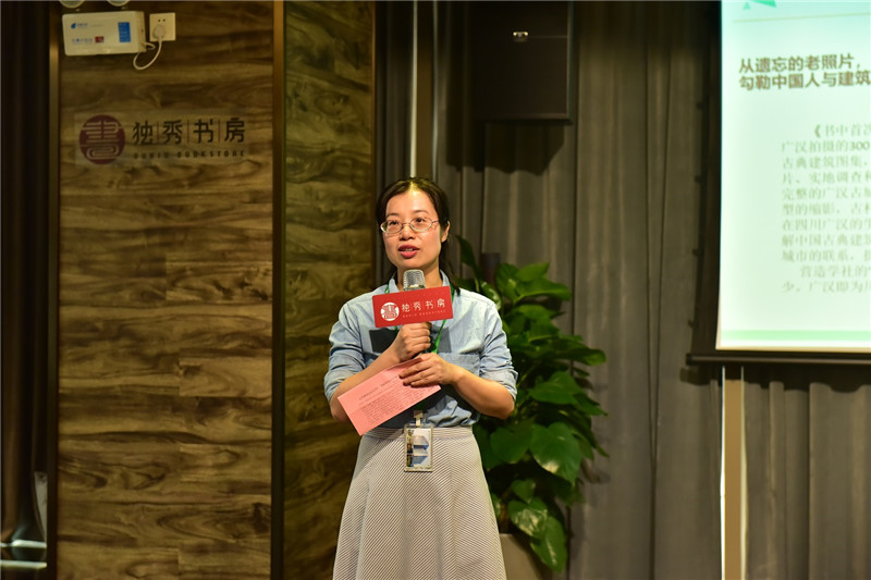 廣西師范大學(xué)出版社美術(shù)分社質(zhì)量總監廖佳平介紹新近出版的好書(shū)  秦念攝.JPG